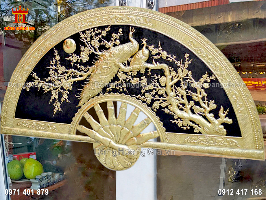 Từng đường nét hoạ tiết chim công, hoa mẫu đơn trên bức tranh được chế tác tỉ mỉ và tinh xảo nhất